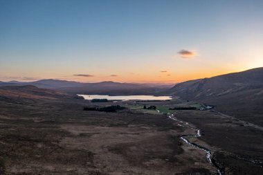Gün batımında Lough Barra 'nın hava manzarası - Donegal İlçesi, İrlanda