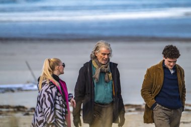 Başrollerinde Pierce Brosnan, Gabriel Byrne, Helena Bonham Carter, Fionn O Shea, Ann Skelly 'nin oynadığı 