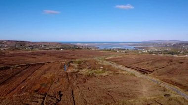 İrlanda Cumhuriyeti 'nin Donegal ilçesindeki Gortahork' taki Peatbataklığının havadan görünüşü.