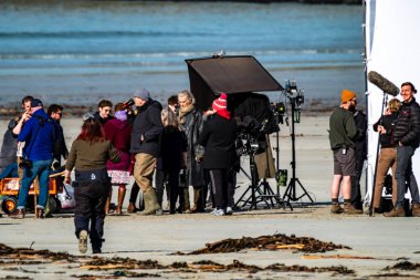 Başrollerinde Pierce Brosnan, Gabriel Byrne, Helena Bonham Carter, Fionn O Shea, Ann Skelly 'nin oynadığı 