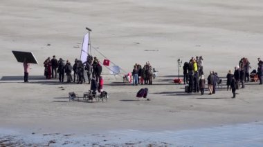 Başrollerinde Pierce Brosnan, Gabriel Byrne, Helena Bonham Carter, Fionn O Shea, Ann Skelly 'nin oynadığı 