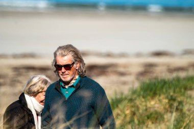 PORTNOO, COUNTY DONEGAL, IRELAND - 07 Mart 2023 Başrolde Pierce Brosnan, Gabriel Byrne, Helena Bonham Carter.