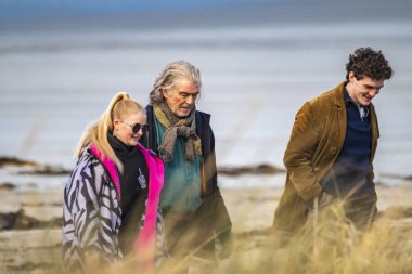 PORTNOO, COUNTY DONEGAL, IRELAND - 07 Mart 2023 Başrolde Pierce Brosnan, Gabriel Byrne, Helena Bonham Carter.