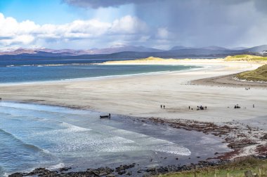 PORTNOO, COUNTY DONEGAL, IRELAND - 07 Mart 2023 Başrolde Pierce Brosnan, Gabriel Byrne, Helena Bonham Carter