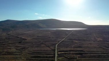 İrlanda Cumhuriyeti 'nin Donegal ilçesinde bulunan Gortahork' un Lough Lagha hava manzarası içme suyu ikmali için kullanılır..