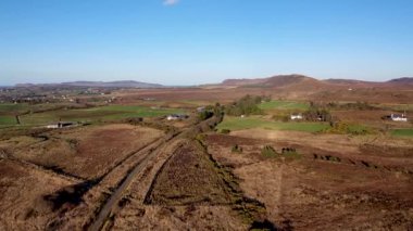 İrlanda Cumhuriyeti 'nin Donegal ilçesindeki Falcarragh tarafındaki FIddlers Köprüsü' nde bulunan Burtonport Demiryolu Trailhead 'in hava görüntüsü..