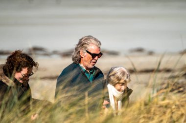 PORTNOO, COUNTY DONEGAL, IRELAND - 07 Mart 2023 Başrolde Pierce Brosnan, Gabriel Byrne, Helena Bonham Carter.