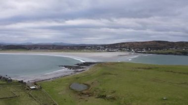 Donegal, İrlanda 'daki Portnoo tarafından İnishkeel Adası' nda havadan Cowa manzarası