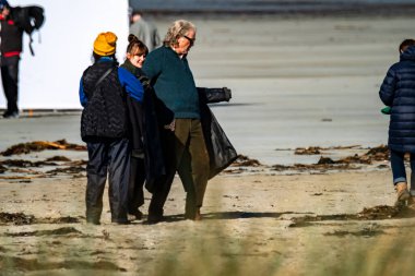 PORTNOO, COUNTY DONEGAL, IRELAND - 07 Mart 2023 Başrolde Pierce Brosnan, Gabriel Byrne, Helena Bonham Carter.