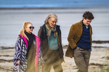 PORTNOO, COUNTY DONEGAL, IRELAND - 07 Mart 2023 Başrolde Pierce Brosnan, Gabriel Byrne, Helena Bonham Carter.