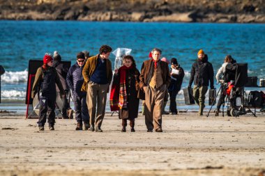 PORTNOO, COUNTY DONEGAL, IRELAND - 07 Mart 2023 Başrolde Pierce Brosnan, Gabriel Byrne, Helena Bonham Carter.