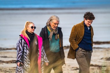 PORTNOO, COUNTY DONEGAL, IRELAND - 07 Mart 2023 Başrolde Pierce Brosnan, Gabriel Byrne, Helena Bonham Carter.