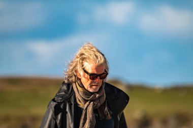 PORTNOO, COUNTY DONEGAL, IRELAND - 07 Mart 2023 Başrolde Pierce Brosnan, Gabriel Byrne, Helena Bonham Carter.