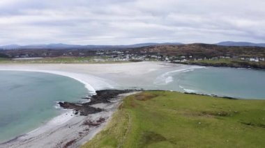 Donegal, İrlanda 'da bulunan Portnoo' dan Inishkeel Adası 'nın havadan görünüşü