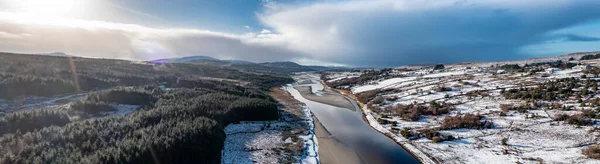 ドニゴール州のドゥーフェンシュマーツとレッターマカワードの間に雪の空中ビューはGweebarra川をカバー アイルランド 背景に新しいCloughercor風力発電所のサイト — ストック写真
