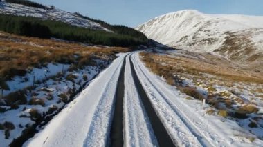 İrlanda 'nın Donegal ilçesindeki Muckish Dağı kışın Muckish yolunu gösteren hava manzarası.,