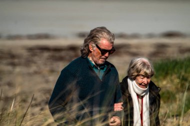 Başrollerinde Pierce Brosnan, Gabriel Byrne, Helena Bonham Carter, Fionn O Shea, Ann Skelly 'nin oynadığı 