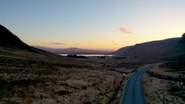 Gün batımında Lough Barra 'nın hava manzarası - Donegal İlçesi, İrlanda