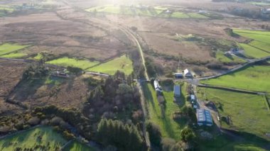 İrlanda Cumhuriyeti 'nin Donegal ilçesindeki Falcarragh tarafındaki FIddlers Köprüsü' nde bulunan Burtonport Demiryolu Trailhead 'in hava görüntüsü..