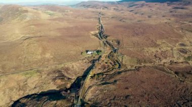 İrlanda Cumhuriyeti 'nin Donegal ilçesindeki Falcarragh tarafındaki FIddlers Köprüsü' nde bulunan Burtonport Demiryolu Trailhead 'in hava görüntüsü..