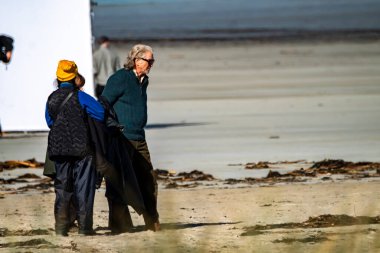 PORTNOO, COUNTY DONEGAL, IRELAND - 07 Mart 2023 Başrolde Pierce Brosnan, Gabriel Byrne, Helena Bonham Carter