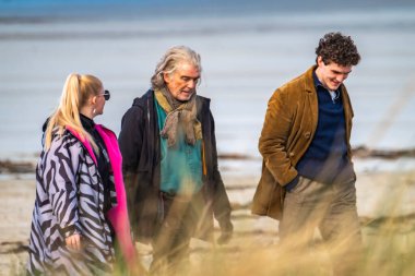 PORTNOO, COUNTY DONEGAL, IRELAND - 07 Mart 2023 Başrolde Pierce Brosnan, Gabriel Byrne, Helena Bonham Carter.