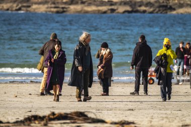 PORTNOO, COUNTY DONEGAL, IRELAND - 07 Mart 2023 Başrolde Pierce Brosnan, Gabriel Byrne, Helena Bonham Carter.