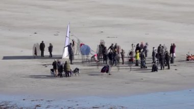 Başrollerinde Pierce Brosnan, Gabriel Byrne, Helena Bonham Carter, Fionn O Shea, Ann Skelly 'nin oynadığı 