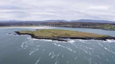 Donegal, İrlanda 'da bulunan Portnoo' dan Inishkeel Adası 'nın havadan görünüşü
