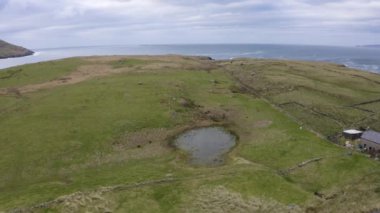 Donegal, İrlanda 'da bulunan Portnoo' dan Inishkeel Adası 'nın havadan görünüşü