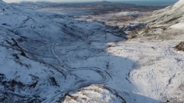 İrlanda 'nın Donegal ilçesindeki Muckish Dağı kışın Muckish yolunu gösteren hava manzarası.,