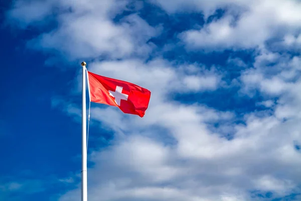 Švýcarská Vlajka Stožáru Mávání Větru — Stock fotografie