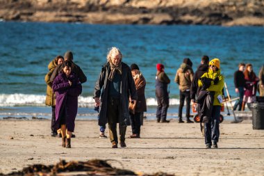 PORTNOO, COUNTY DONEGAL, IRELAND - 07 Mart 2023 Başrolde Pierce Brosnan, Gabriel Byrne, Helena Bonham Carter.