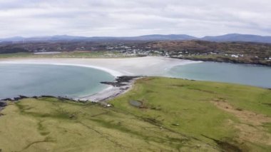 Donegal, İrlanda 'da bulunan Portnoo' dan Inishkeel Adası 'nın havadan görünüşü