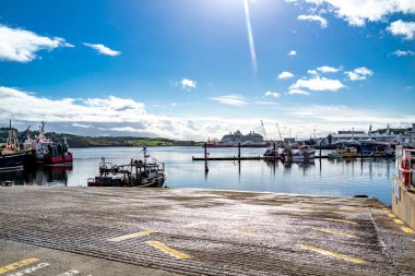 KILLYBEGS, IRELAND - 24 Eylül 2022: Vekil yolcu gemisi limanı ziyaret ediyor.
