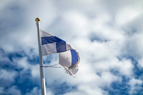 Флаг Финляндии Размахивающий Ветру — стоковое фото