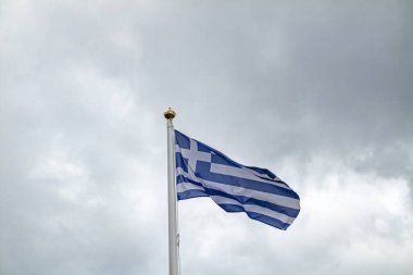 Rüzgarda dalgalanan Yunan bayrağı.