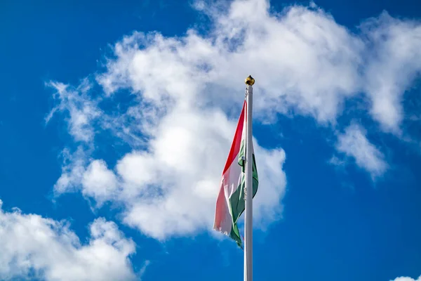 Флаг Венгрии Размахивающий Ветру — стоковое фото
