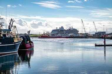 KILLYBEGS, IRELAND - 24 Eylül 2022: Vekil yolcu gemisi limanı ziyaret ediyor.