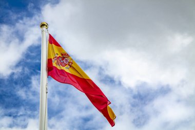 İspanya bayrağı rüzgarda dalgalanıyor.