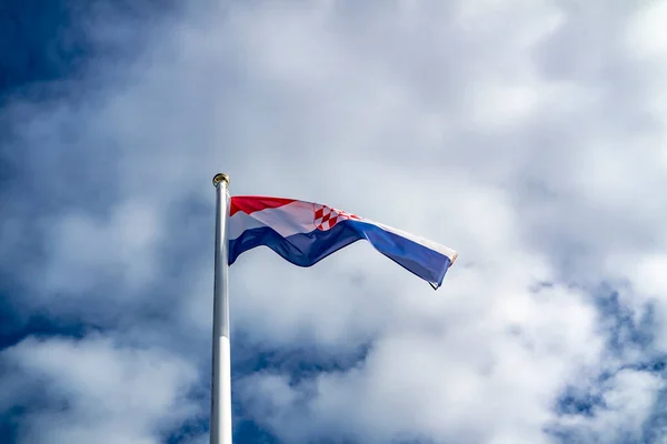 Σημαία Της Κροατίας Στο Flagpole Ανεμίζει Στον Άνεμο — Φωτογραφία Αρχείου