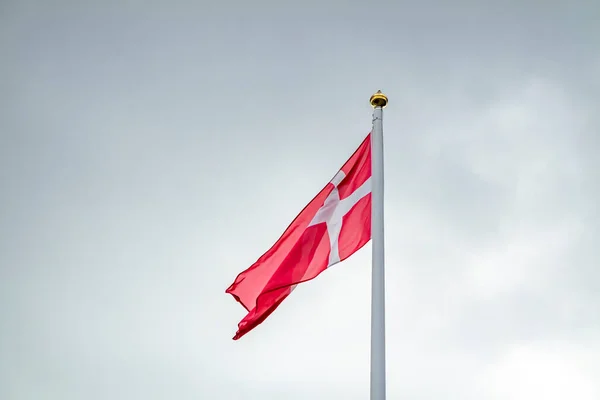 風になびかせてデンマークの旗 — ストック写真