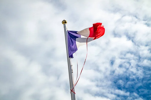 Развевающийся Ветру Флаг Франции — стоковое фото