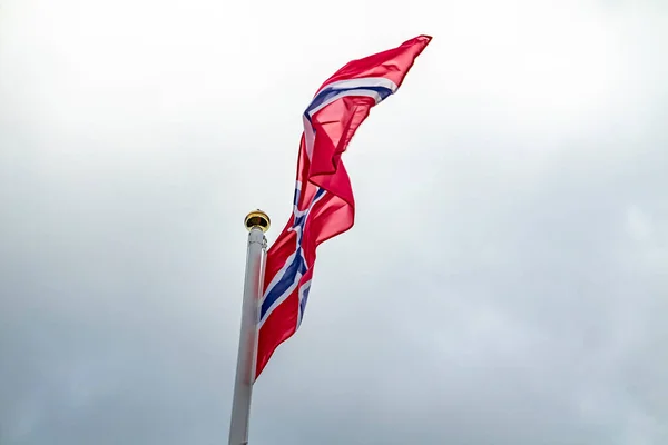 Εθνική Σημαία Της Νορβηγίας Κουνώντας Στον Αέρα — Φωτογραφία Αρχείου