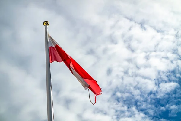 Σημαία Της Πολωνίας Κουνώντας Στον Αέρα — Φωτογραφία Αρχείου