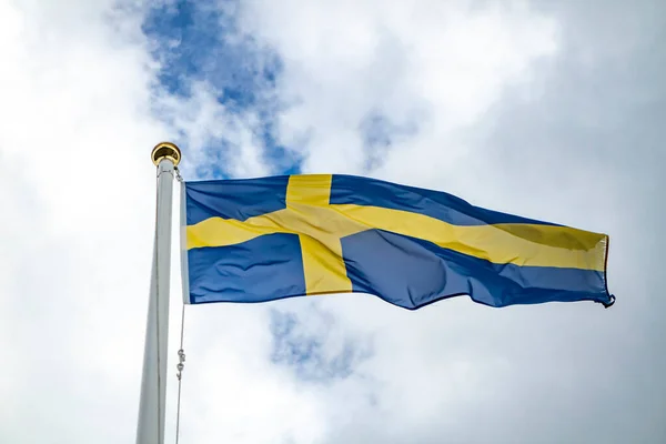 Государственный Флаг Швеции Размахивающий Ветру — стоковое фото