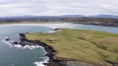 Donegal, İrlanda 'da bulunan Portnoo' dan Inishkeel Adası 'nın havadan görünüşü