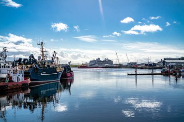 KILLYBEGS, IRELAND - 24 Eylül 2022: Vekil yolcu gemisi limanı ziyaret ediyor.