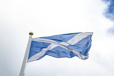 İskoçya Ulusal Bayrağı rüzgarda dalgalanıyor.