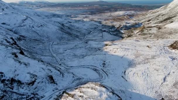 爱尔兰多纳加县沟渠中装有救援车的冻结的穆基什沟的空中景观 — 图库视频影像